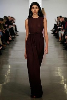 Calvin Klein
Mocno dziwny, choć pozornie zamknięty w maksymalnie prostej formie twór który zadziwiająco kojarzy się z domowymi fatałaszkami, którym projektant i metka są zupełni...