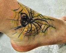 czarny pająk na kostce