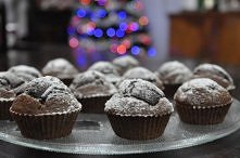 Najprostszy i najszybszy przepis na czekoladowe ciasto. Właśnie się nimi zajadam ;D 

Składniki:
Suche:
250g mąki
2 łyżeczki proszku do pieczenia
175 g cukru
0,5 łyżeczki sody
2...