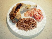 Obiad <3 <3 <3
Przepyyyyszne! :*** :>
Udko z kurczaka (wcześniej ugotowane w rosole, a dziś podgrzane na patelni) + kasza gryczana + pomidorek z jog. nat. i pieprzem...
