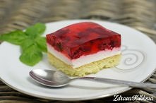 Najprostsze ciasto z malinami i bitą śmietaną.