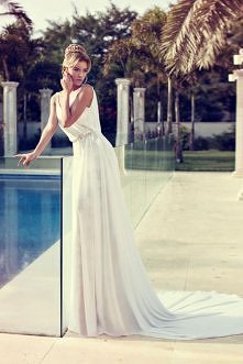 piękna suknia ślubna, delikatna, zwiewna, kobieca