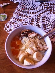 Przepyszne! Skład:1 banan, garstka orzechów włoskich, kilka migdałów, 1 pomarańcza lub mandarynki, siemię lniane, słonecznik, płatki owsiane (inne lub otręby), polać połową duże...