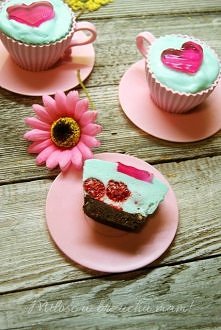 Błękitne pianki z serduszkiem i malinami... PRODUKTY: 1 galaretka Winiary Pink Margarita 1 galaretka Winiary Blue Curacao 1 szklanka śmietanki 30% 60g ciastek pełnoziarnistych 3...