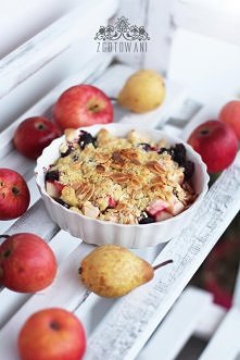 Crumble z gruszkami, jabłkami, jeżynami i wanilią
