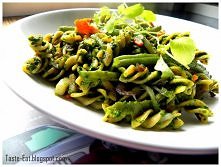 Lekki makaron ze szpinakiem i warzywami- zapraszam na bloga "Taste Eat"