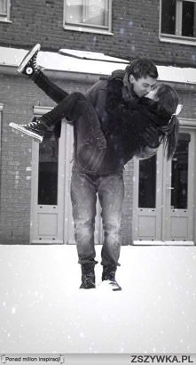 "Chciałabym żebyś pocałował mnie w sylwestra o 23:59 i skończył pierwszego stycznia o 00:01 będzie to najlepiej zakończony i rozpoczęty rok"