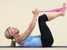 Te ćwiczenia z taśmą też są warte uwagi. Szkoda, że tak mało ich pokazano.