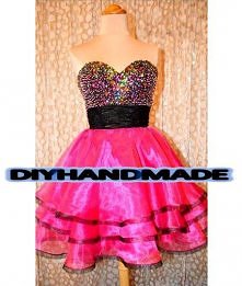 hand made

-sukienka o kroju rozkloszowanym
-dół wykonana z organtyny
-dekold serduszko
-zdobiona cyrkoniami lub nie
-gorset z satyny grubej
-klosz z czarnymi oblamówkami