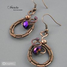 Kolczyki wykonane w całości ręcznie pracochłonną techniką z miedzi jubilerskiej. Ozdobione szklanymi kryształkami briolette. Patynowane i polerowane. Bigle antyalergiczne w kolo...