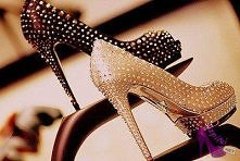 Błyszczące szpilki z modnymi ćwiekami