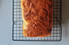 Skład:

500 g mąki

220 g cukru

2 jajka

500 g jogurtu greckiego

150 ml oleju roślinnego

2 płaskie łyżeczki sody oczyszczonej

otarta skórka z 2 pomarańczy + sok

Krem: 2 ser...