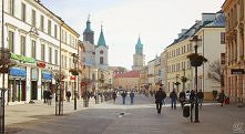 Deptak w Lublinie prowadzący na stare miasto.