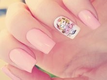 Paznokcie różowe, blondynka.