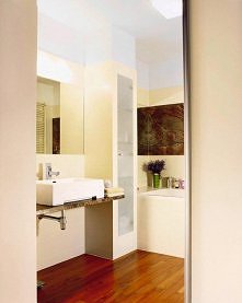 Schowki w małej łazience