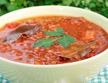 Rozgrzewająca zupa pomidorowa z soczewicą i papryką