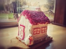 Domek z piernika obłożony lukrem i barwionym cukrem(barwnik z buraków)