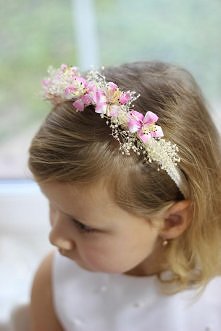 Opaska z kwiatuszkami.

Model-Amelia