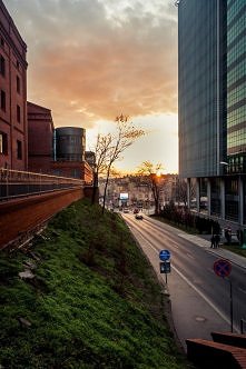 Poznań, widok na ul.Półwiejską. Po prawej: PFC, po lewej: Stary Browar.
