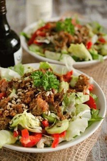 Sałatka z tuńczykiem
(2 porcje) 
2-3 garście miksu sałat (u mnie sałata lodowa + rukola), 
1 puszka tuńczyka w sosie własnym (najlepiej w dużych kawałkach), 
1 nieduża czerwona ...