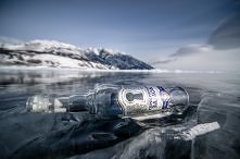 ROSJA, Jezioro Bajkał. Wódka wala się na lodzie bardzo często, ponieważ podróżujący są zobowiązani oddawać cześć Burhanowi. Wiosną w jeziorze musi pływać strasznie dużo butelek. :)