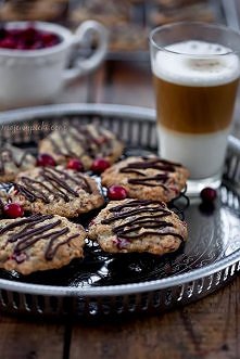 Ciasteczka z żurawinami, płatkami owsianymi i czekoladą

Składniki na około 25 sztuk:

1 szklanka mąki pszennej
pół łyżeczki cynamonu
pół łyżeczki sody oczyszczonej
szczypta sol...