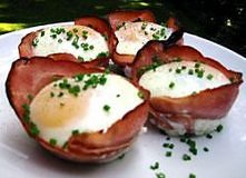 Jajka w szynce wg Bajaderki 300g pieczarek, startych na tarce lub drobniutko posiekanych 4 lyzki drobno posiekanej cebuli 1/2 lyzeczki soli 1/4 lyzeczki pieprzu 2 lyzki kwasnej ...