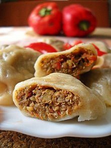 wegańskie pierogi z zieloną soczewicą i papryką