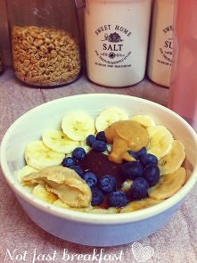 Orzechowa jaglanka z bananem, borówkami, czekoladą, syropem klonowym, masłem orzechowym i piernikowym