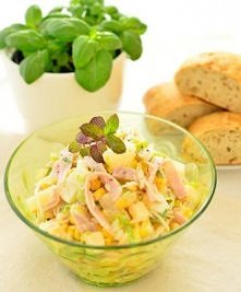 Sałatka z selerem, ananasem...