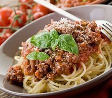 Prawdziwe spaghetti bolognese

Przepis Magdy Gessler

Czas 3 godz.

cebula 2
marchewka 1 duża
seler naciowy 2 łodygi
boczek 200 g
mięso mielone wołowo-wieprzowe 500 g
oliwa 5 ły...