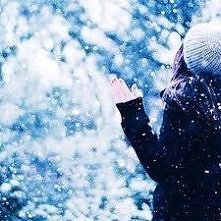 Pada śnieg, prószy śnieg, wszędzie go nawiało. Dachy są już białe, na ulicach biało.