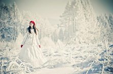 W słońcu skrzą się śnieżne gwiazdki,
zostań z nami pani zimo.
Drzewa mają białe czapy,
wśród nich zjeżdżać będzie miło.