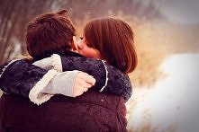 "Nie szu­kam ja­kiejś księżniczki . . 
Ma być zwyczajną dziew­czyną, która wrzu­ci mnie la­tem do wo­dy, z którą rzu­cać się będę mógł śnieżka­mi w zi­mie,
leżeć w ster­cie...