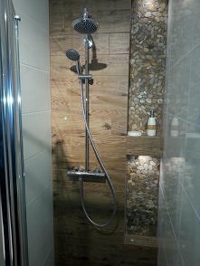 część dalsza łazienki, prys...