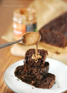 Ciasto czekoladowe z masłem migdałowym