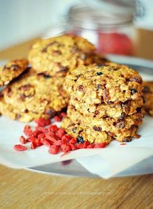 Orkiszowe ciasteczka z owocami goji i orzechami nerkowca