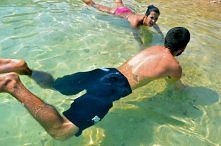 Tak pływa się w Morzu Martwym :)