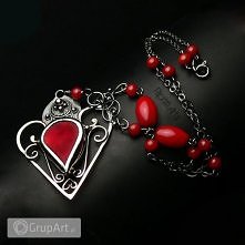 "Lady in Red" to naszyjnik wykonany ręcznie ze srebra próby 930 oraz Korala, który często nazywany jest "kwiatem morza" w pięknym czerwonym kolorze. Sercem n...