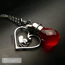 Naszyjnik "Serce dla serca" wykonany ręcznie ze srebra próby 930/999. Jedną z zawieszek jest duże serce z malutką istotką trzymającą serduszko w dłoni. Druga zawieszka...