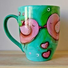 Kubek ręcznie malowany według autorskiego projektu. Wykonany z wysokiej jakości białej porcelany (pojemność około 350ML) Trwała technika zdobienia umożliwia mycie go w zmywarce....