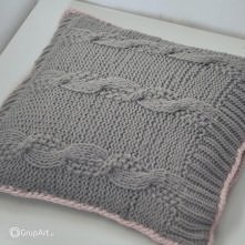 Dziergane przedmioty ocieplą każde pomieszczenie , a do stworzenia przytulnej aranżacji świetnie nadają się mięciutkie poduszki. Stonowana szarość i delikatny róż idą w parze z ...