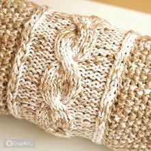 Komplet poszewek wykonanych z włóczki beżowej, białej i ecru.
W skład wchodzi poszewka kwadratowa o wymiarach 40x40 cm oraz w kształcie walca o rozmiarach : 45x25 cm.
Poszewki s...