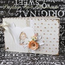 Jedyny i niepowtarzalny ręcznie robiony albumik w pudełku. Idealny na prezent z okazji chrztu, roczku lub narodzin dziecka. Utrzymany w spokojnych, stonowanych kolorach. Ozdobio...