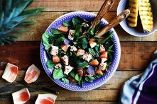 Składniki na 2 osoby

250g świeżego łososia
150 g świeżego szpinaku
1 czerwony grejpfrut
kilka listków bazylii
1 łyżeczka białego sezamu
1 łyżeczka czarnego sezamu
1/4 świeżego ...