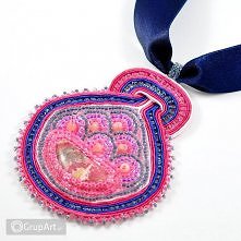 Bardzo efektowny wisior w bogatym stylu. Dookoła pięknego rodochrozytu powstała misterna kompozycja jadeitów, koralików i sznurków. Wisior powstawał wiele godzin, tworzony w tec...