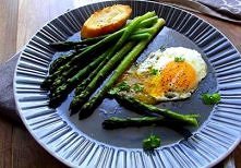 Szparagi na maśle

składniki;
szparagi
masło
mały ząbek czosnku
cytryna
sól, pieprz

Szparagi delikatnie obieramy do 1/3 wysokości, odcinamy zdrewniały koniec, płuczemy. Masło r...