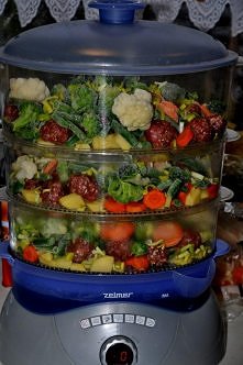 Warzywa z kulkami mięsnymi na parze :) Później dodałam samodzielnie zrobiony sos czosnkowy :)