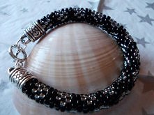 z czarnych koralików w srebrne kwiatuszki, zapięcie typu toggle, dł. 19 cm