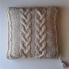 Dziergane przedmioty ocieplą każde pomieszczenie , a do stworzenia przytulnej aranżacji świetnie nadają się mięciutkie poduszki. Stonowana beż idzie w parze z przyjemną w dotyku...